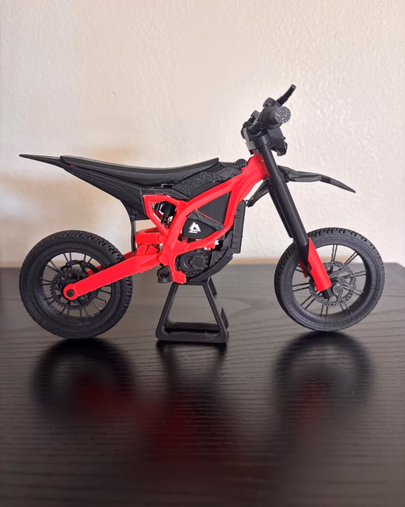 Mini Surron Ultra Bee (Electric Dirt Bike) mit Fahrradständer